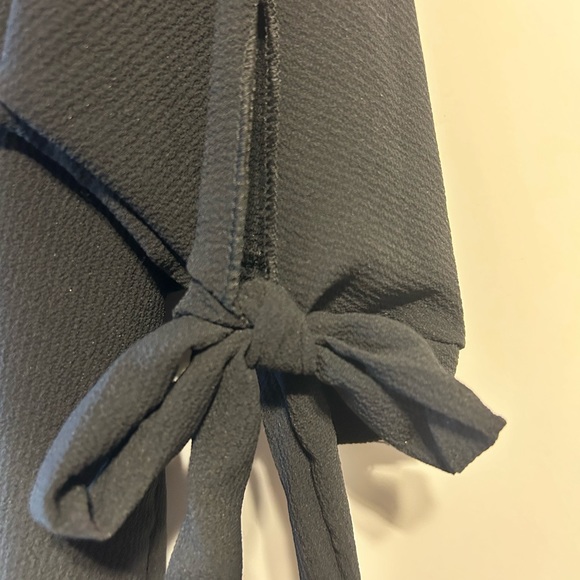 Black crêpe V-neck zipper top - Picture 2 of 3